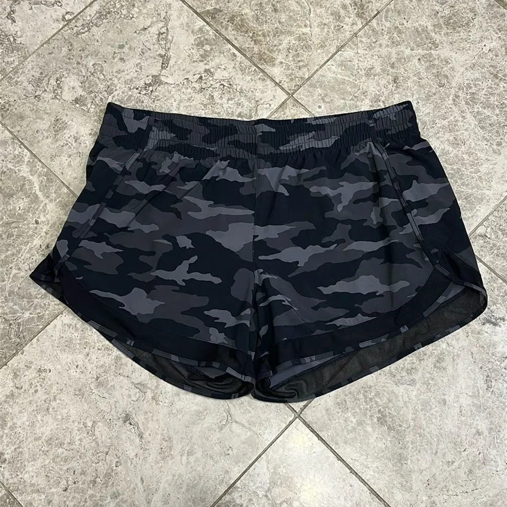 Athleta Racer Run Mid Rise Short 4” Black Camo Size Large